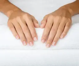 Ile trwa manicure japoński? Sprawdź, jak długo zajmuje cały zabieg i etapy