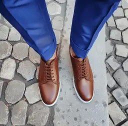 Traje azul y zapatos: ¿Negro, marrón o burdeos? Elige tu estilo