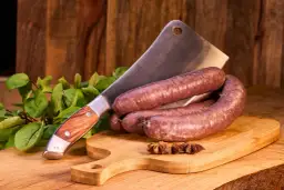 Kaszanki, tasak, zioła i anyż na desce.