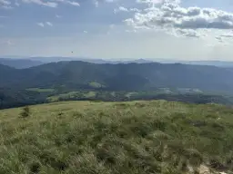 Nocleg pod Tarnicą: Wołosate czy Ustrzyki Górne? Decyduj mądrze!