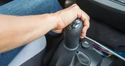 Jak puszczać sprzęgło, aby uniknąć zgaśnięcia silnika podczas jazdy