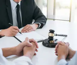 Czy na rozprawie rozwodowej trzeba być osobiście? Uniknij nieprzyjemności