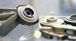 Metalowe elementy, jak części maszyn, wykonane z zaawansowanych materiałów narzędziowych, prezentują skomplikowane struktury.
