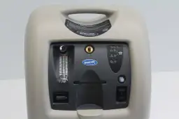 Koncentrator tlenu Invacare Perfecto 2™ z licznikiem godzin. Zastanawiasz się, ile prądu zużywa koncentrator tlenu? Ten model jest energooszczędny.