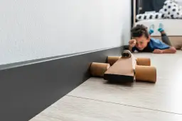 Jak kłaść listwy przypodłogowe? Zrób to sam i oszczędź!