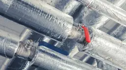 Izolowane rury CO z zaworami, widok z dołu.