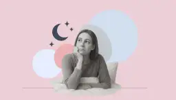 Zmartwiona kobieta w łóżku zastanawia się, jak zlikwidować objawy somatyczne. Księżyc i gwiazdy nad nią.