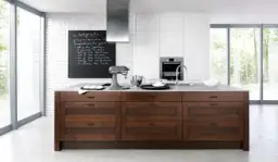 Kreatywne pomysły na wolną ścianę w kuchni, które zachwycą każdego