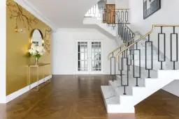 Co na ścianę w korytarzu? 10 praktycznych pomysłów na dekorację