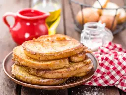 Złociste tosty francuskie, idealne na śniadanie. Prosty sposób, jak zrobić chleb w jajku, by uzyskać pyszny efekt.