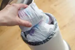 Kosz na pieluchy: Niezbędny czy zbędny? Przewodnik dla rodziców