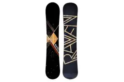 Dwie deski snowboardowe Raven. Jedna czarna z geometrycznym wzorem i napisem "Explorer", druga czarna z dużym złotym napisem "RAVEN".