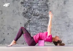 Jak używać wałka do jogi? Praktyczny przewodnik i korzyści