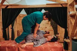 Co to masaż tajski? Poznaj jego historię, techniki i korzyści