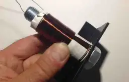 Jak zrobić elektromagnes z gwoździa - prosta instrukcja krok po kroku