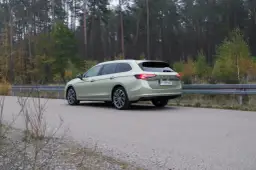 Skoda Superb pojemność baku - ile paliwa naprawdę zmieścisz?