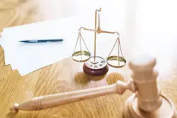 Zniesienie terminu rozprawy – co to oznacza i jakie są skutki?