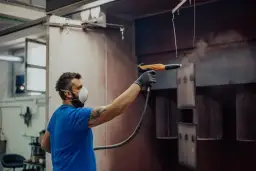 Ile kosztuje malowanie proszkowe balustrady? Sprawdź ceny i ukryte koszty