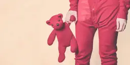 Czerwony miś w dłoni, jak ja, czasem potrzebuje przytulenia.