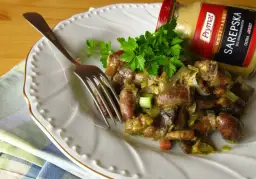 Drobiowe serduszka z warzywami i musztardą. Idealne, gdy zastanawiasz się, jak długo gotować serduszka drobiowe.