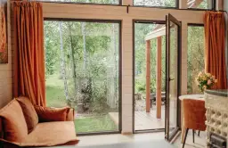 Tani nocleg za granicą: Sprawdzone triki, by nie przepłacać!