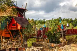 Atrakcje w Iwkowej, które zaskoczą każdego turystę i zachwycą naturą