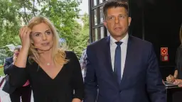 Para, która może być odpowiedzią na pytanie, czy Ryszard Petru ma żonę, idzie obok siebie. Kobieta ma blond włosy i czarną bluzkę, mężczyzna w granatowym garniturze.