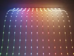 Siatka z diodami LED tworzy tęczowy profil, przechodząc od zieleni do czerwieni.