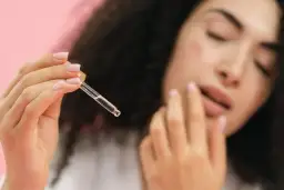 Czy można łączyć kwas hialuronowy z retinolem? Odkryj korzyści i ryzyko