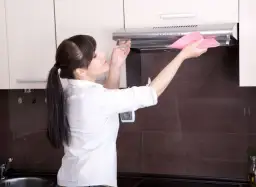 Skuteczne sposoby na umycie zatłuszczonych szafek kuchennych