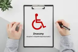 Na tablicy widnieje symbol osoby na wózku inwalidzkim i napis "Znaczny stopień niepełnosprawności".