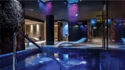 Luksusowy spa nad morzem z basenem i kolorowymi prysznicami. Relaks w nowoczesnym, przytulnym wnętrzu.