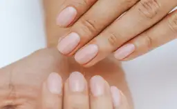 Baza proteinowa niszczy paznokcie? Prawda i mity o hybrydzie