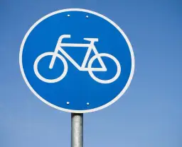Znaki i przepisy dotyczące ścieżek rowerowych – Co warto wiedzieć?
