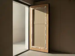 Jak wygłuszyć drzwi wejściowe? Poradnik DIY i profesjonalne triki.