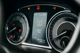 Na desce rozdzielczej świeci się kontrolka informująca o problemie z ciśnieniem w oponach (TPMS).