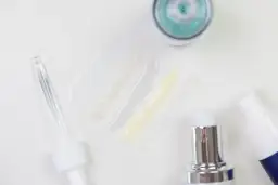 Kwas hialuronowy: Jak stosować na wilgotną skórę? Max nawilżenie