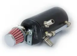 Czarny oil catch tank z filtrem i złączkami. To rozwiązanie pomaga utrzymać czystość w układzie dolotowym silnika.