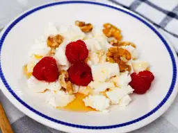 Jak zrobić twaróg na słodko - prosty przepis na pyszne śniadanie