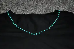 Ozdabianie bluzki koralikami: DIY krok po kroku. Stwórz unikalny styl!