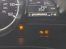 Mazda 3 kontrolki: kontrolka stabilizacji toru jazdy, kontrolka ciśnienia w oponach.