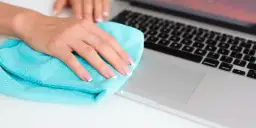 Czym czyścić laptop, aby uniknąć uszkodzeń i zachować jego sprawność