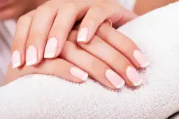 French manicure w domu: 5 prostych kroków do idealnych paznokci
