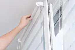 Jak łatwo zamontować roletę na oknie z wywietrznikiem bez błędów i problemów
