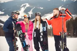 Co trudniejsze narty czy snowboard? Odkryj wyzwania dla początkujących