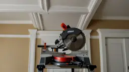 Jak dociąć listwy sufitowe - krok po kroku jak to zrobić poprawnie?