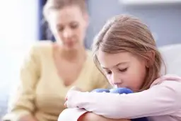 Co przysługuje matce samotnie wychowującej dziecko? Prawa, świadczenia i pomoc