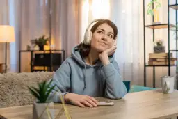 Głos, który wciąga – jak aktorzy wpływają na odbiór książek audio?