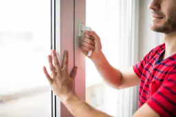 Jak otworzyć zablokowane okno pcv - proste metody, które działają