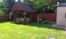 Co posadzić koło altany, aby stworzyć piękne i łatwe w pielęgnacji otoczenie